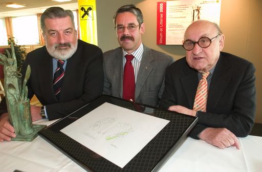 Pressekonferenz "Vinum et Litterae 2005" (Wien,
Raiffeisenhaus), im Bild v.l.n.r.: Prof. Gerhard Tötschinger, GD
Erwin Hameseder, Prof. Gustav Peichl