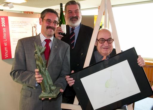 Vorschau Bild von Pressekonferenz "Vinum et Litterae 2005" (Wien,
Raiffeisenhaus), im Bild v.l.n.r.: Mag. Erwin Hameseder, Prof.
Gerhard Tötschinger,  Prof. Gustav Peichl.
