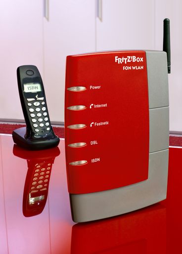 Neue FRITZ!Box Fon Topmodelle - DSL-Internettelefonie
jetzt mit ISDN-Telefonen. Mit den neuen Modellen der FRITZ!Box Fon
können Anwender jetzt erstmals ihre vorhandenen ISDN-Telefone und
ISDN-Anlagen auch für Internettelefonie am DSL-Anschluss einsetzen.
Der volle ISDN-Komfort mit Leistungsmerkmalen wie Makeln, Anklopfen
oder Dreierkonferenz steht so erstmals auch bei Internetgesprächen
zur Verfügung. Zusätzlich zu ISDN-Telefonen lassen sich drei
analoge Endgeräte bei den neuen AVM-Produkten einsetzen. Computer
erhalten DSL-Zugang über USB, zwei Ethernet-Schnittstellen und
Wireless LAN.