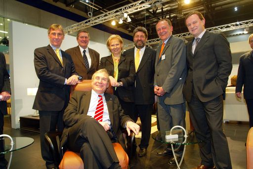 Wohnen & Interieur 2005 - "Fanden beim
Eröffnungsrundgang durch die >Wohnen & Interieur 2005< Gefallen an
designten Sitzmöbeln (v. li.): KommR Dkfm. Dr. Fritz Aichinger,
KommR Michael Hochenegg (beide WK Wien), WKW-Präsidentin KommR
Brigitte Jank, Dir. Johann Jungreithmair (Reed Exhibitions), KommR
Erwin Pellet (Wifi Wien), Karlheinz Kopf (Abg. zum NR); (sitzend):
Präs. Denis Heylen (FENA)"