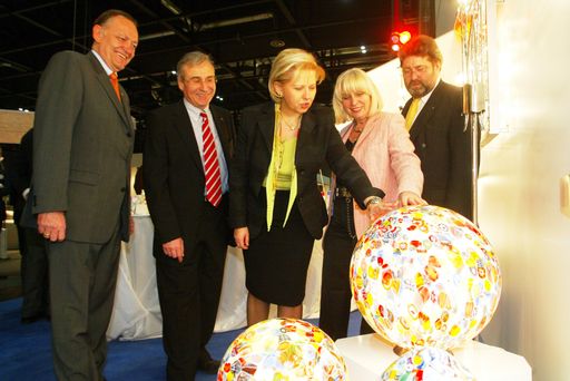 Vorschau Bild von Bewunderten das besondere Lichtdesign als ein
Highlight der Wohnen & Interieur 2005. (v.li.): KommR Erwin Pellet
(Wifi Wien), Präs. Denis Heylen (FENA), Präs. KommR Brigitte Jank
(WKW), Ausstellerin Herta Rampf (rampfdesign), Dir. Johann
Jungreithmair (Reed Exhibitions.)