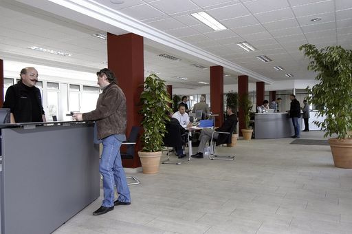 Pappas Gruppe investiert in noch mehr Serviceleistung
und Komfort. Großzügige Atmosphäre im neuen Service-Annahme-Bereich
im Retterwerk Hall.
