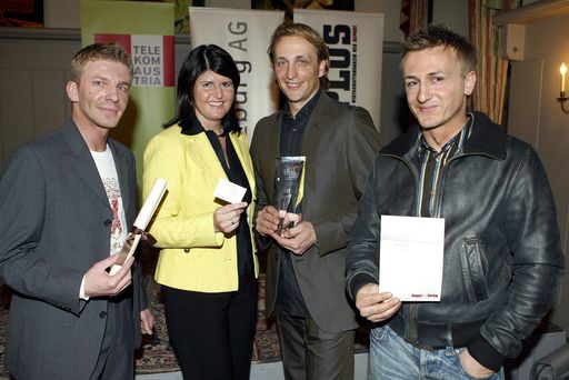 e-Biz Award, im Bild v. li: Gerald Rihar v.
Krichberger, LHF Gabi Burgstaller, 1. Platz Helge Kirchberger und
Alexander Vorderleitner v. Kirchberger;
