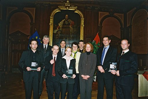 (v.l.n.r.:) Univ. Prof. DI Dr. Peter Holubar in
Vertretung von David Strik (1. Preis), BOKU-Rektor Univ. Prof.
Dipl. FW Dr. Hubert Dürrstein, TGB-Chef Otmar Pribitzer, Univ.
Prof. Dr. Christian Studenik, DI Katharina Lenz (2. Preis), Univ.
Prof. DI Dr. Maria Fürhacker, Univ. Prof. DI Dr. Raimund Haberl ,
Univ. Prof. Dr. Britta Grillitsch, Univ. Prof. Dr. Wilhelm Vogel ,
DI Thomas Kasper (3. Preis)