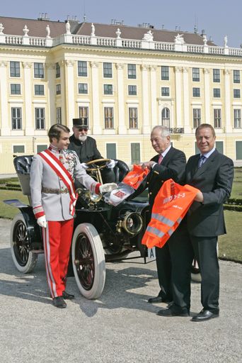 Selbst der Kaiser müsste eine Warnweste mitführen.
Für den Start der international angelegten Informationskampagne des
ARBÖ und der Österreich Werbung stellt sich Kaiser Franz Josef
höchstpersönlich zur Verfügung. Seine Majestät kam direkt vom
Theater an der Wien, wo das Musical "Elisabeth" noch bis 21. April
2005 (und auch vom 15. bis 27. September 2005) gespielt wird.
V.l.n.r.: Kaiser Franz Joseph I. (Robert D. Marx), ARBÖ-Präsident
Dr. Herbert Schachter, Österreich Werbung-Chef Dr. Arthur
Oberascher vor dem Schloß Schönbrunn in Wien