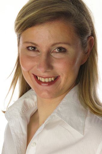  Im Bild: Frau Mag. Marion Haumer, seit knapp einem
Jahr engagierte Leiterin der Geschäftsstelle des FMA.