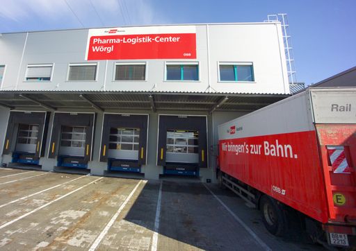 Logistik Center Woergl. Das neue Logistik-Center
Wörgl ist die Drehscheibe der Pharma-Firma Sandoz für den Export
hochwertiger Generika in 120 Länder der Welt. Durch die Verknüpfung
mit dem Logistik Know-how von Rail Cargo Austria ergibt sich eine
effiziente Warehousing- und transportlogistische Lösung für die
Pharma- und Health Care-Branche.