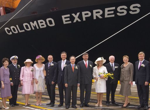  Das größte Containerschiff der Welt wurde heute in
Singapur getauft. Taufpatin ist Christine Krumnow (4.v.r.), Ehefrau
des TUI-Aufsichtsratsvorsitzenden Dr. Jürgen Krumnow (rechts). Bei
der Zeremonie ebenfalls anwesend: Dr. Michael Frenzel,
Vorstandsvorsitzender der TUI AG (6.v.l.) und Gabriele Frenzel
(4.v.l.), Michael Behrendt, Vorstandsvorsitzender der Hapag-Lloyd
AG (5.v.r.) und Cornelia Behrendt (3.v.l.), Adolf Adrion, Mitglied
des Vorstands der Hapag-Lloyd AG (3.v.r.) und Frau Ursula Adrion
(2.v.r.). Kapitän der "Colombo Express" ist Nikola Benac (2.v.l.).