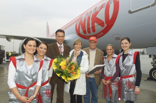 Kristin Hesse (Bildmitte) ist die 1-millionste
Passagierin der Fuggesellschaft NIKI. Glückwünsche kamen von
Michael Frahm, NIKI-Geschäftsführer und Niki Lauda,
Mehrheitsgesellschafter der Airline.