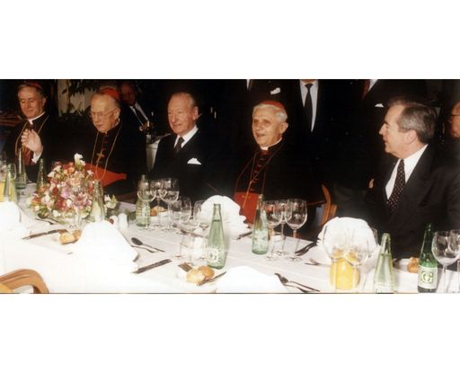 Am 9. März 1991 erhielt Kardinal Dr. Joseph Ratzinger
den Großen Leopold Kunschak-Preis. v.l.n.r.: Apostolischer Nuntius
DDr. Donato Squicciarini, Kardinal Dr. Franz König, Bundespräsident
Dr. Kurt Waldheim, Kardinal Dr. Joseph Ratzinger und Außenminister
Dr. Alois Mock.