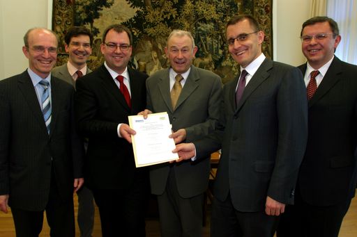 Die österreichische Softwarefirma Fabasoft schließt
mit dem Bayerischen Innenminister Günther Beckstein (CSU) am
Donnerstag (21.04.05) im seinem Münchner Amtszimmer einen Vertrag
ab. (v.l.n.r.) Ministerialrat Walter Ganßer, Gerhard Fritsch,
Dipl.-Ing. Helmut Fallmann, Dr. Günther Beckstein, Leopold
Bauernfeind, Dr. Johannes Hochleitner