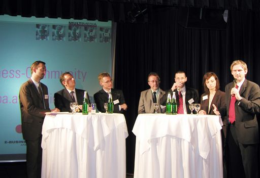 Es diskutierten v.l.n.r.: Wolfgang Mild (NextiraOne),
Alexander Falchetto (APA-IT), Hannes Pichler (Boston Consulting
Group), Reiner Strubert (AKM), Bertram Burtscher (Freshfields
Bruckhaus Deringer), Tini Daroczi (Wigeogis), Alfred Reinprecht
(KapschBusinessCom)