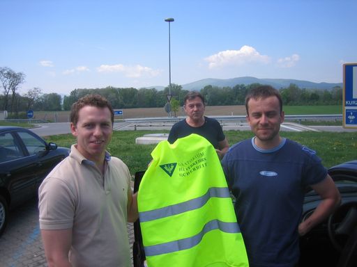 KfV-Interviewer statten Autofahrer mit Warnwesten aus.