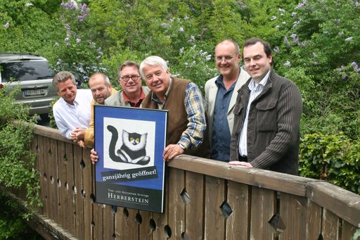  Die Mitglieder der Österreichischen Zoo-Organisation
v.l.n.r.: Dr. Michael Mitic, Haus des Meeres Wien; Dr. Rainer
Revers, Zoo Salzburg; Dr. Michael Martys, Alpenzoo Innsbruck; Prof.
Dr. Helmut Pechlaner, Tiergarten Schönbrunn; Mag. Andreas Kaufmann,
Tierpark Herberstein und DDr. Andreas Artmann, Zoo Schmiding
