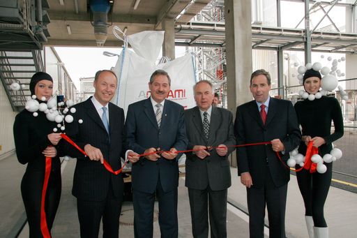 Vorschau Bild von OMV GD Dr. Wolfgang Ruttenstorfer,
Wirtschaftslandesrat OÖ Viktor Sigl, Ministerpräsident
Sachsen-Anhalt Prof. Wolfgang Böhmer und AMI-Vorstandsdirektor Dr.
Joachim Grill