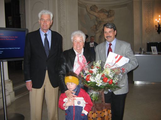 Direktor Gerbert Frodl begrüßte heute die 15.000ste
Besucherin im Rahmen der Ausstellung "Das neue Österreich" im
Belvedere.