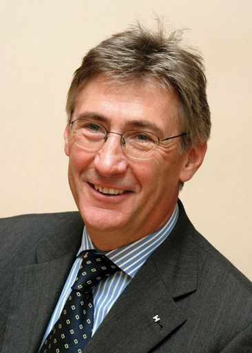 In der Sparte Handel der Wirtschaftskammer Wien wurde
am 18. Mai KommR Dr. Fritz Aichinger als Spartenobmann wieder
gewählt. Er wird somit auch die nächsten 5 Jahre die 34.000 Wiener
Mitgliedsfirmen vertreten.