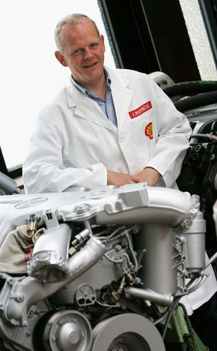 Dr. Wolfgang Warnecke, Leiter der weltweiten
Kraftstoffentwicklung der Royal Dutch/Shell Gruppe, wird den
Porsche-Preis am 3. Juni gemeinsam mit Dr. Wolfgang Steiger von der
Volkswagen Konzernforschung entgegennehmen. Shell ist das erste
Unternehmen der Mineralölbranche, das mit dem renommierten und
höchstdotierten Automobiltechnik-Preis geehrt wird.
