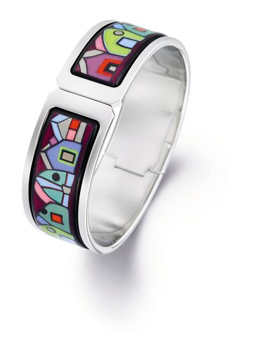 im Bild: Domino Armreifen aus der Kollektion "Hommage
à Hundertwasser", Design "Straßenflüsse" in Himbeerrot,
Weißgold-Dekor