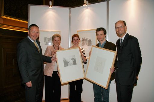 v.l.n.r.: Peter Assmann, Direktor OÖ Landesmuseen,
Angela Orthner, Erste Präsidentin des OÖ Landtags, Preisträgerin
Platz 2 Nicole Schatt, Wien und Preisträger Paltz 1 Michael
Ziegler, Tirol