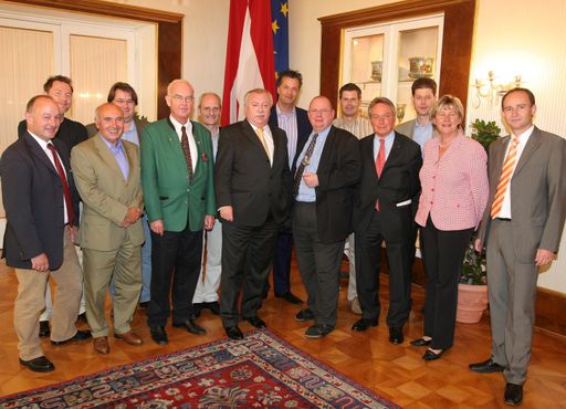 Fachjury des 1. Winer Weinpreis der Stadt Wien: Dr. Reinhard Eder, Dr. Michael Pronay, Peter Moser, Florian Holzer, Klaus Egle, Franz Del Fabro, Dr. Helmuth Romé, Dir. Günter Krammer, Ludwig Brandstetter, Peter Rössler, DI.Herbert Schilling, Waltraud Wolf,
Ing.Robert Fitzthum