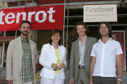 Die umfangreichen Baumaßnahmen sollen noch heuer,
also im Jubiläumsjahr der 80 Jahre jungen Bausparkasse, bewältigt
sein. Keine leichte Aufgabe für das junge Architekten-Team
Trauner.Strobl.Bach (im Bild mit GenDir. Dr. Susanne Riess-Passer).