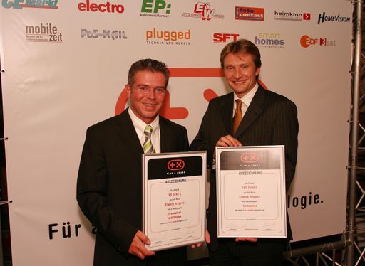 Vorschau Bild von Elektra Bregenz Marketing- und Vertriebsdirektor Karl
Matousek nahm die Auszeichnungen von Jurymitglied Herrn Andreas
Rockenbauer (Veleger einer der größten Fachzeitschriften der
Elektrobranche) entgegen