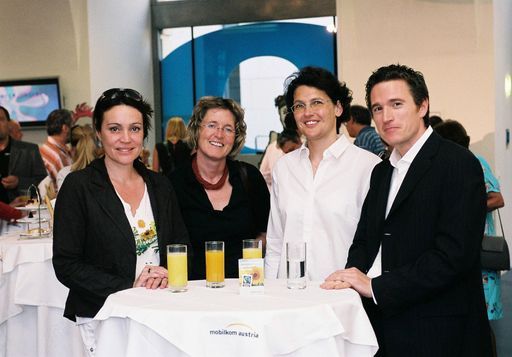 (v.l.n.r.) Claudia Oszwald, Geschäftsführerin H&M
Österreich, Elisabeth Mattes, Unternehmenssprecherin mobilkom
austria, Roswitha Mikusch, Geschäftsführerin Schuldnerberatung NÖ,
Ronald Tremmel, Geschäftsführer Apple Österreich (Juni 2005) bei
der Diskussionsveranstaltung ROUNDABOUT KIDS am 21. Juni 2005