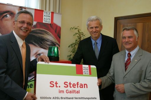 Vorschau Bild von Die 1000ste ADSL-Vermittlungsstelle wurde von
Landesrat Ing. Reinhart Rohr, Dipl.-Ing. Manfred Erian, Telekom
Austria und dem Landtagspräsidenten Bürgermeister Hans Ferlitsch in
St. Stefan im Gailtal in Betrieb genommen (v.l.n.r.)