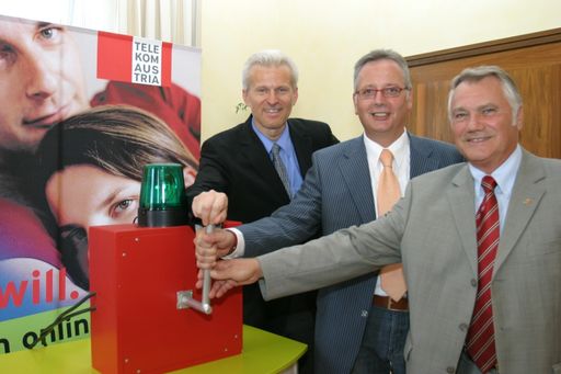 Die 1000ste ADSL-Vermittlungsstelle wurde von
Dipl.-Ing. Manfred Erian, Telekom Austria, Landesrat Ing. Reinhart
Rohr und Landtagspräsident Bürgermeister Hans Ferlitsch in St.
Stefan im Gailtal in Betrieb genommen (v.l.n.r.)
