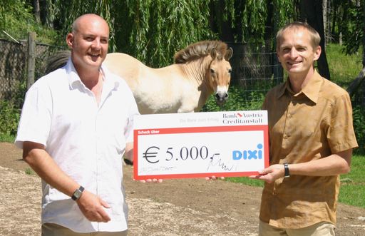  Scheckübergabe für Wiederansiedelung der
Przewalski-Pferde in der Mongolei (v.l.n.r.:) Mag. Andreas Kaufmann
(Präsident OZO) und Klaus Muik (Marketingleiter Dixi)
