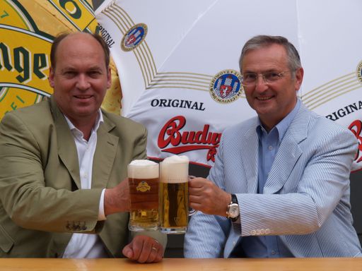 Ottakringer-Chef Sigi Menz (li.) und Kolarik &
Buben-Eigentümer Karl J. Kolarik (re.) stoßen auf die gemeinsame
Zukunft an