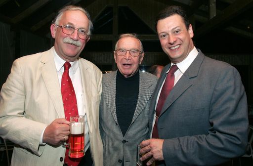 (v.l.n.r.) Der scheidende APA-Chefredakteur Wolfgang
Mayr, der ehemalige APA-Chefredakteur Otto Schönherr und der
künftige APA-Chefredakteur Michael Lang, im Rahmen des
Abschiedsfestes für CR Mayr am Dienstag Abend, 5. Juli 2005 in
Wien.