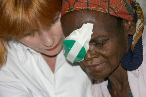 Tränen des Glücks. Chris Lohner mit Patientin
Hadadilbi Muhammad nach OP am Grauen Star.