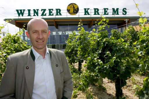 Vorschau Bild von Am Montag, den 25. Juli 2005 wird das neue
Wein-Besuchererlebnis der Winzer Krems die "SANDGRUBE 13 wein.sinn"
offiziell mit einem Event eröffnet. Im Bild: Winzer Krems Dir.
Franz Ehrenleitner vor dem neuen Presshaus