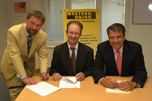 Im Bild v.l.n.r.: Mag. Herbert Legradi,
Österreichische Postsparkassen Aktiengesellschaft; Dr. Jürgen
Strasser, Österreichischer Versöhnungsfonds, Mag. Hikmet Ersek,
Western Union Financial Services