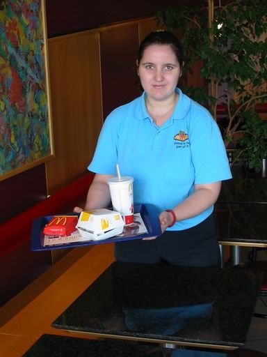 Eine Kooperation von McDonald's und Volkshilfe
JOBFABRIK. Im Bild: Milena bei der Arbeit
