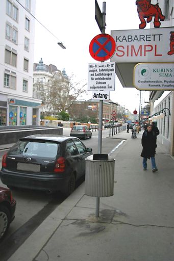 Verkehrszeichen "Halten und Parken verboten" mit
Zusatztafel