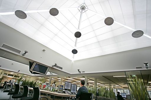 Der Umzug ist geschafft: Seit gestern Montag , 15.
August 2005 kommen die Nachrichten der APA - Austria Presse Agentur
aus Wien-Mariahilf. Um 7.00 Uhr übergaben die im "alten" Haus im
19. Bezirk verbliebenen Redakteure an die Diensthabenden im neuen
Newsroom. Der Schlusspunkt einer aufwändigen Übersiedlung von
insgesamt rund 350 Arbeitsplätzen an vier Wochenenden und zugleich
eine wesentliche Zäsur für die Nachrichtenagentur und ihre
Tochterunternehmen.