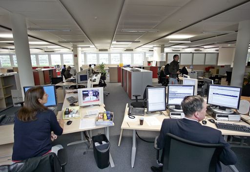 Vorschau Bild von Der Umzug ist geschafft: Seit gestern Montag , 15.
August 2005 kommen die Nachrichten der APA - Austria Presse Agentur
aus Wien-Mariahilf. Um 7.00 Uhr übergaben die im "alten" Haus im
19. Bezirk verbliebenen Redakteure an die Diensthabenden im neuen
Newsroom. Der Schlusspunkt einer aufwändigen Übersiedlung von
insgesamt rund 350 Arbeitsplätzen an vier Wochenenden und zugleich
eine wesentliche Zäsur für die Nachrichtenagentur und ihre
Tochterunternehmen.