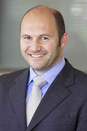 Friedrich Lixl wurde neuer Geschäftsführer der Pappas
Auto Magyarország für das Retailgeschäft. Der international
ausgebildete Marketingexperte bleibt darüber hinaus für das gesamte
strategische Marketing der Pappas Gruppe verantwortlich und nimmt
auch weiterhin die Funktion als Pressesprecher des weltweit größten
DaimlerChrysler Vertriebsunternehmens wahr.