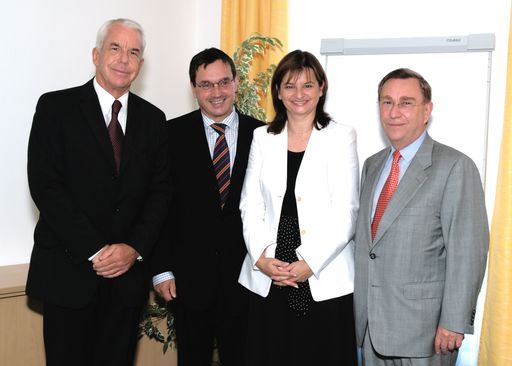 Freuen sich über die neuen Möglichkeiten des
"Klassikers" Bausparen: Dr.Thomas Wieser (Vorstandsvorsitzender der
ABV Bausparkasse), Dr. Josef Schmidinger (Generaldirektor der s
Bausparkasse), Dr. Susanne Riess-Passer (Generaldirektorin der
Bausparkasse Wüstenrot), Dr. Erich Rainbacher (Generaldirektor der
Raiffeisen Bausparkasse).