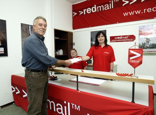 In Dellach im Gailtal wurde das erste private Postamt
eröffnet. V.l.n.r.: BM Christoph Zerza, Herbert Köfmüller, Martina
Köstl