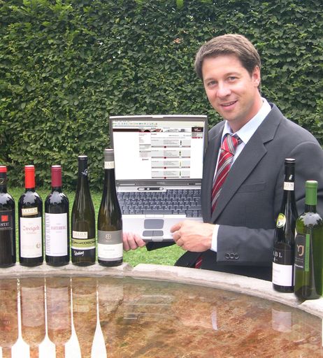 Nach der "Weinfachberatung per Mausklick", punktet
vipgast.at bereits zum zweiten Mal innerhalb kurzer Zeit mit einem
ganz speziellen Service. Diesmal hat sich das burgenländische 
Datenverarbeitungsunternehmen als erster auf die lückenlose
Präsentation der Salonweine 2005 samt Bild und allen
Hintergrundinformationen konzentriert. Im Bild: Weinjournalist und
vipgast Boss Werner Götzenbrugger.