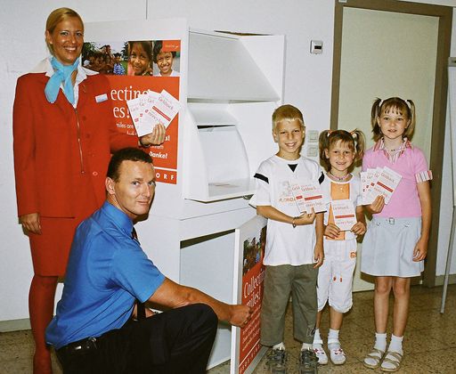 Im Bild v.l.n.r.: Astrid Sitter (Stewardess Austrian
Airlines), Manfred Kowarz (Securitas) beim Sammelcontainer für die
Spendensäckchen mit Kindern des SOS-Kinderdorfes Wienerwald