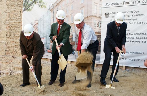Spatenstich für neues ÖGB-Haus. Von links: 1. Hans
Pöch, Geschäftsführer der Firma Hazet, 2. Porr-Generaldirektor
Horst Pöchhacker, 3. ÖGB-Präsident Fritz Verzetnitsch, 4. Leitender
Sekretär des ÖGB Günther Weninger