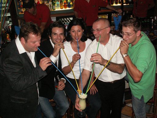 Vorschau Bild von v.l.n.r.: Thomas Gritsch (Eigentümer Papa Joe’s
Innsbruck), Manuel Ortega; Margit Stössl (Geschäftsführerin), Fritz
Rasinger, Manuel Eckelbacher (Gesellschafter des Panama Joe’s)