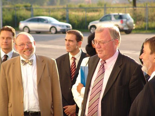 Vorschau Bild von Der österreichische Staatssekretär für
Transportwesen, Mag. Helmut Kukacka, und seine Delegation am
Mittwoch, 07.09.2005, im neu eröffneten Zoll- und Logistikterminal
"Robni terminali Zitnjak" in Zagreb.