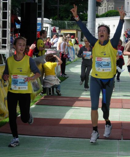 Veronika Jank und Andrea Scherney beim
erfolgreichen Zieleinlauf des run for diversity Viertelmarathons.