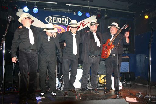 "Radio Wien Band": Klavier, Sascha Boctor ("Radio
Wien am Nachmittag"-Moderator); Schlagzeug, Alexander Jokel
("Guten Morgen Wien"-Moderator); Gitarre, Karl Warlischek
(Verkehrsredakteur); Gitarre, Robert Oudin (Produktionstechniker)
und Bassgitarre, Kurt Toncar (Nachrichtenredakteur)